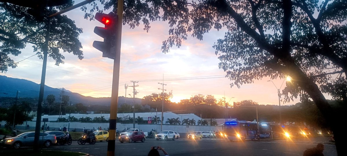 JohnRestrepo's tweet photo. Lindo atardecer en Cali.Colombia https://t.co/Z44IkFhD2f