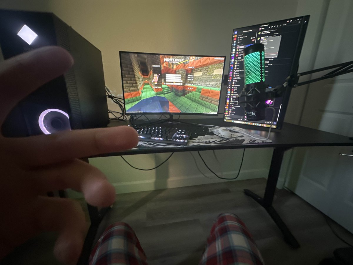 Myst3ryMC1's tweet photo. just moved houses new setup https://t.co/797gskMtHa