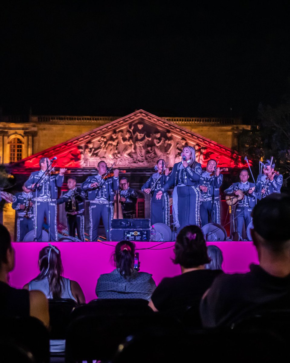 El mariachi y el ballet de la Guardia Nacional ofrecieron un espectáculo vibrante en el marco del Festival Cultural de Mayo. 
Patrimonio, música y danza que unieron a las familias en una noche para el recuerdo. 💃🎺