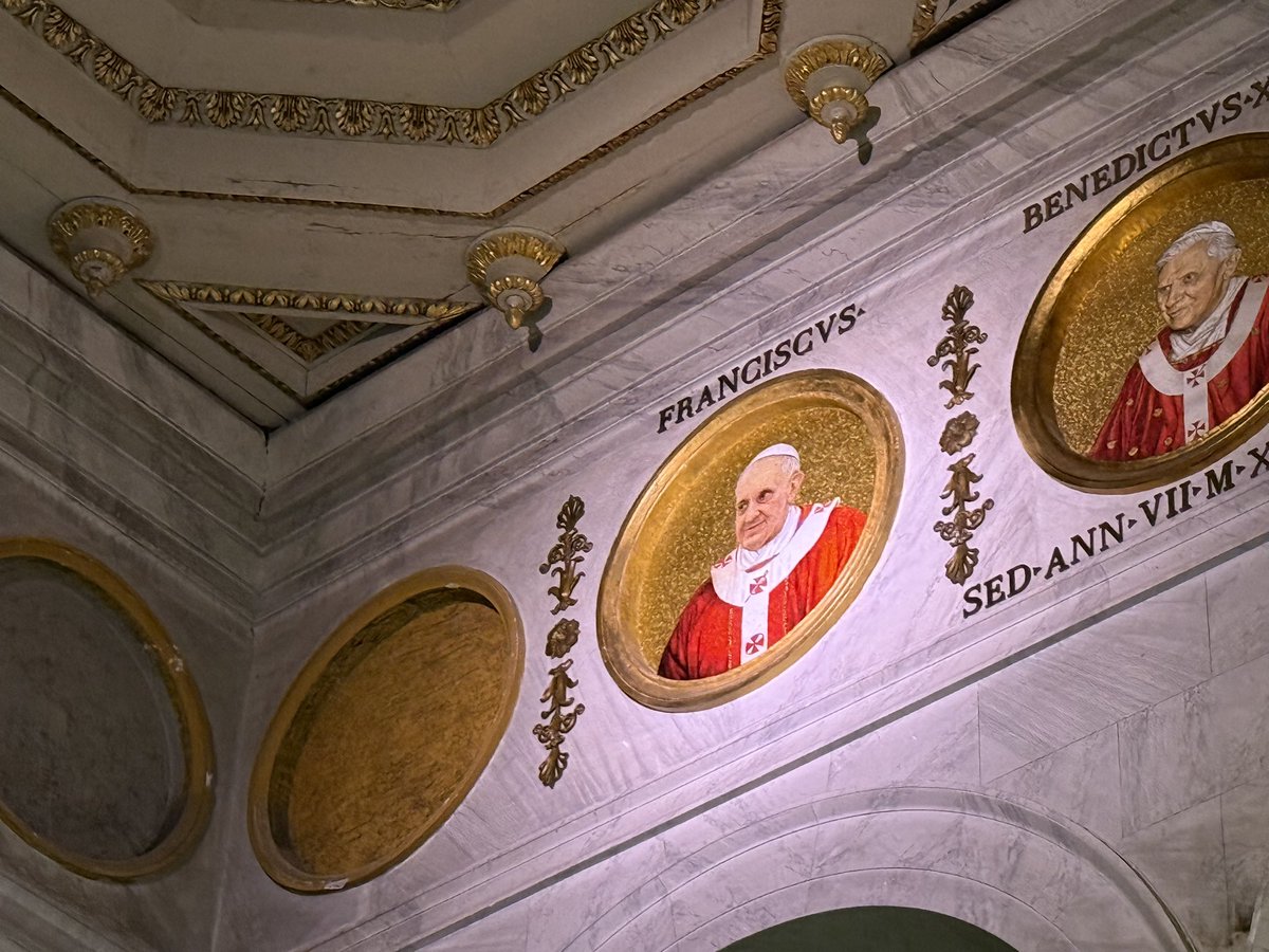 RedVaticano's tweet photo. La Basílica de San Pablo Extramuros en #Roma ya tiene el rostro de #Franciscus en uno de los medallones que presentan a los papas de la Iglesia Católica. https://t.co/W67BmXsM7D