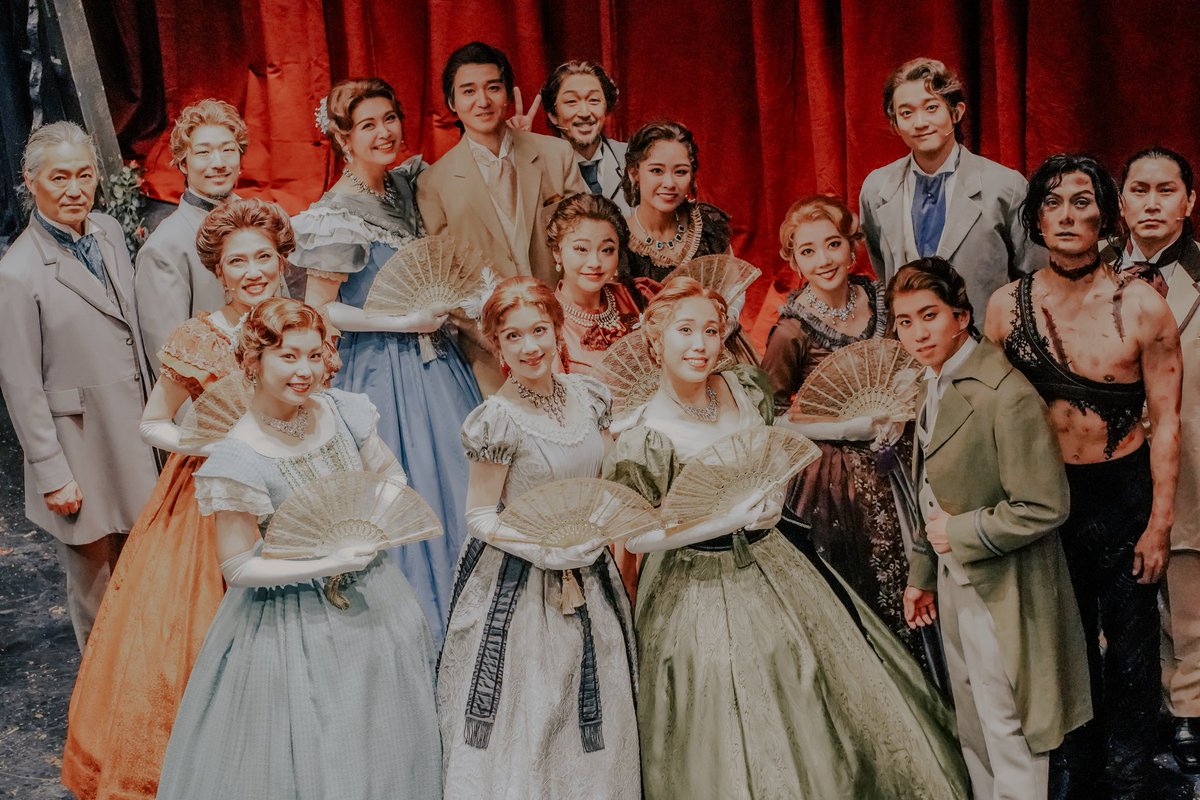 #ミュージカルフランケンシュタイン
昨日の公演はものすごくシンプルに
改めてフランケンシュタインという作品を楽しめた幸せな時間でした。

いよいよ本日！12時半公演🐻
全員で大千穐楽を迎えます🪭

2幕開演前、どこからともなく現れるクマ、オイシイの人と貴族達🐻⚡️
📸by 宮野怜雄奈