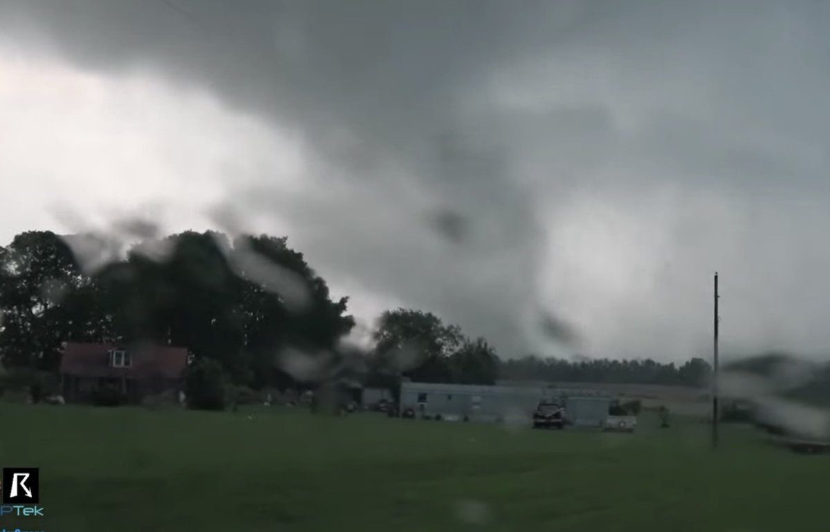 ClappingTornado's tweet photo. @waff48 multivortex tornado on ground in Madison https://t.co/a8UZO8tGuw