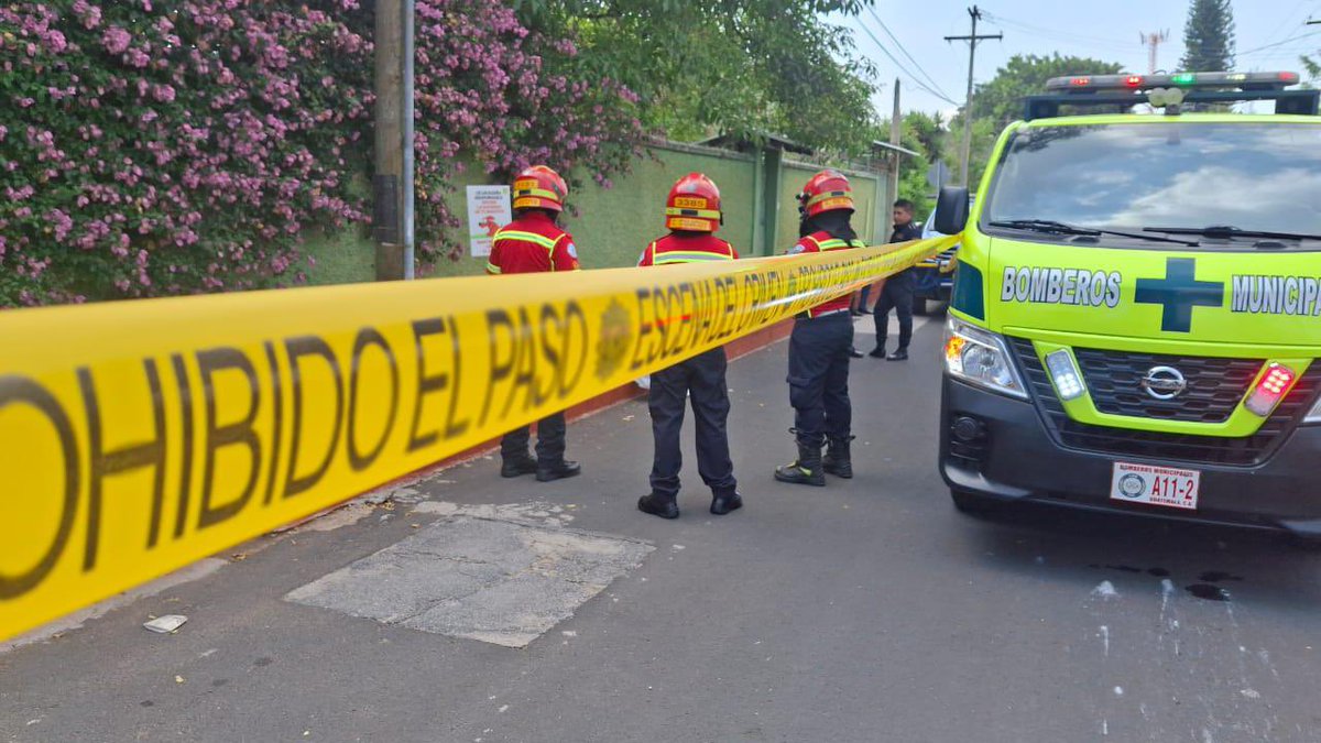 AztecaNoticiaGT's tweet photo. #Nacional | Un hombre de 36 años, con antecedentes de problemas respiratorios y consumo diario de bebidas energizantes, falleció sobre una banqueta en la 3ª avenida y 22 calle, Finca El Zapote, zona 2 capitalina. El MP acudió al lugar para trasladar el cuerpo al INACIF donde determinarán las causas exactas de su muerte.
Vía: @mendoza_abram22