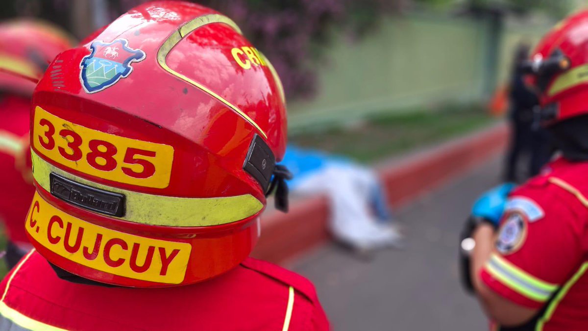 AztecaNoticiaGT's tweet photo. #Nacional | Un hombre de 36 años, con antecedentes de problemas respiratorios y consumo diario de bebidas energizantes, falleció sobre una banqueta en la 3ª avenida y 22 calle, Finca El Zapote, zona 2 capitalina. El MP acudió al lugar para trasladar el cuerpo al INACIF donde determinarán las causas exactas de su muerte.
Vía: @mendoza_abram22