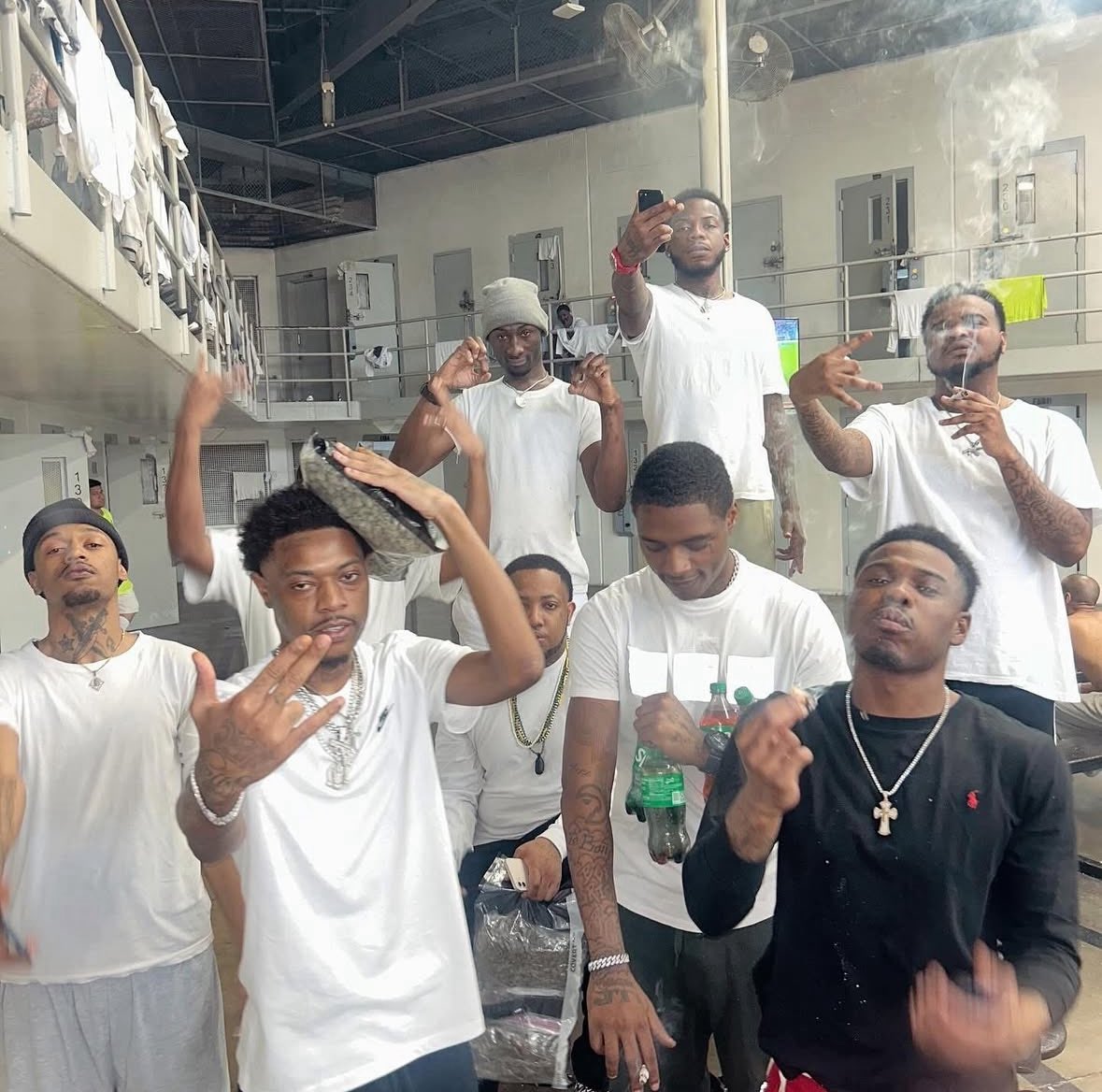 KameronBennett's tweet image. Where tf the guards at?!