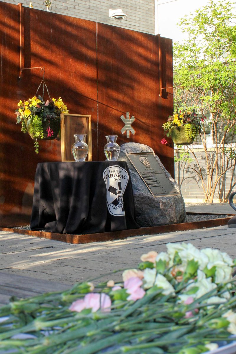 This morning’s Sunrise Ceremony marked the start of #ParamedicServicesWeek — a time to honour the paramedics we’ve lost and carry their memory with #LoyalHearts. 💛

#PeelRegionalParamedics