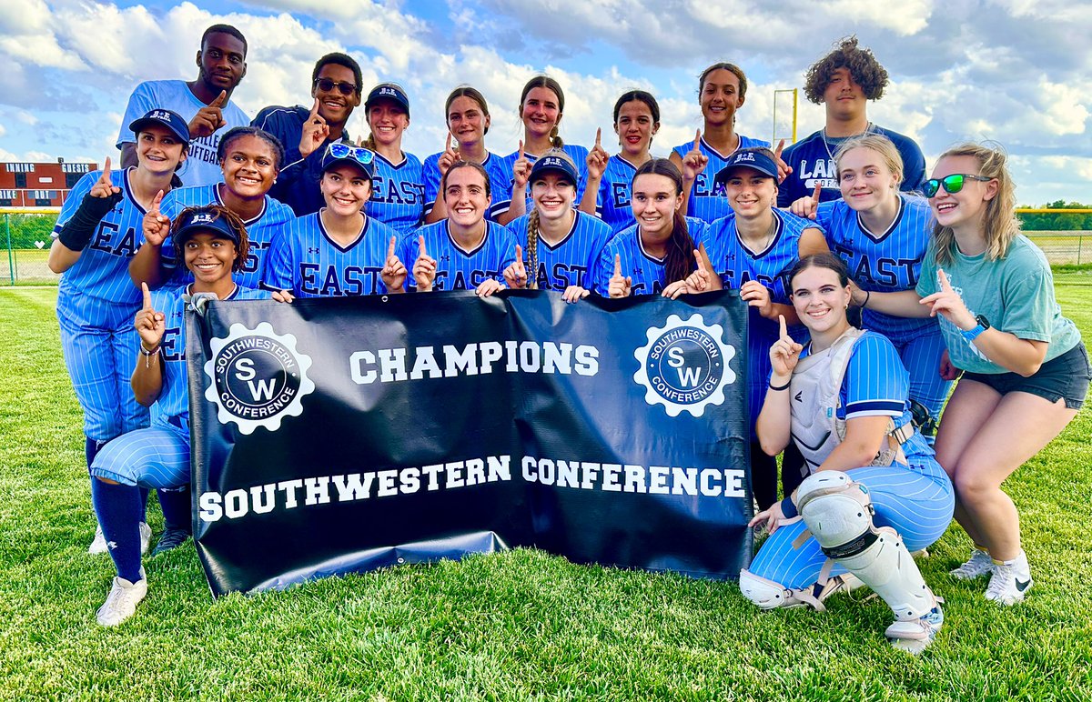 HUGE CONGRATS to <a href="/goLNCRsoftball/">@golancersoftball</a> on their CONFERENCE CHAMPS WIN!! They defeat the Belleville West Maroons 7-2. Congrats Coaches and players!!
