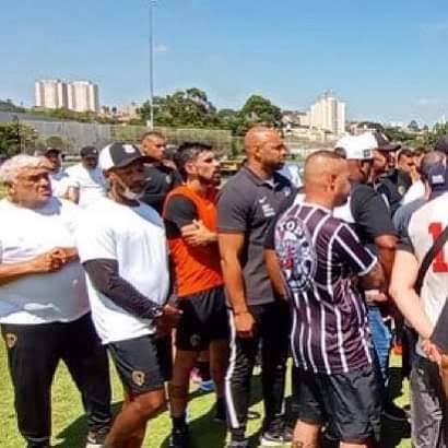 Lembrando aqui de quando a gaviões foi cobrar os jogadores no CT e o Bruno Mendez se juntou com os caras pra cobrar o próprio time kkkkkkkkkkkkkk

Absolute Cinema
