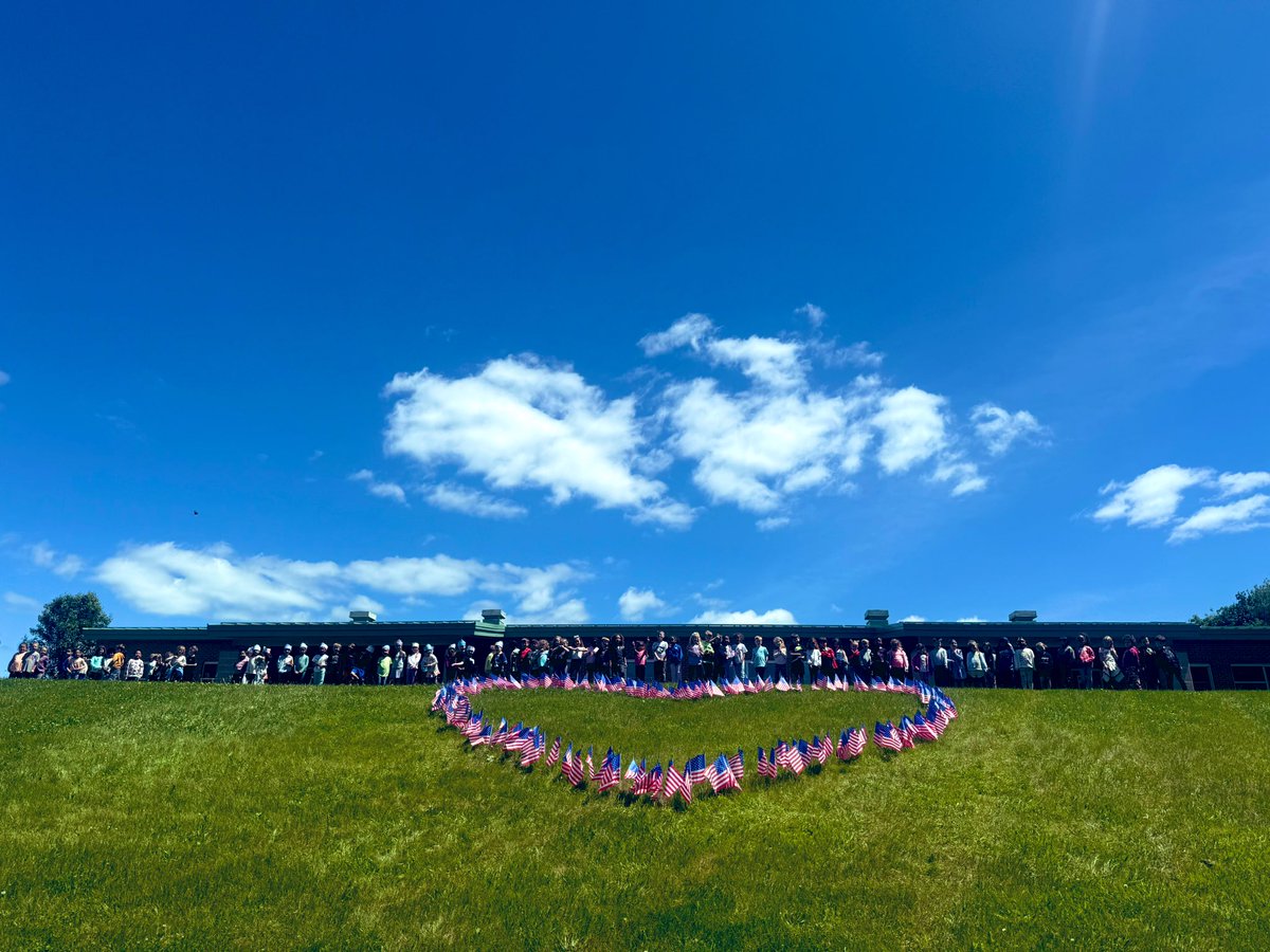 MsAmodeoAP's tweet image. Small Town. Big Heart. ❤️🤍💙 Proud of MES!! Huge thank you to an amazing Marlboro student who donated these flags to our Kindergarten classes!  Thank you Kindergarten Team for all the love! 🧡🖤 @GoMESDukes Thank you all those who have and are currently serving.  #blessed #USA