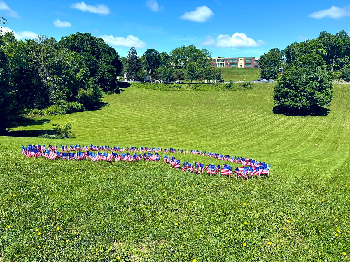 MsAmodeoAP's tweet image. Small Town. Big Heart. ❤️🤍💙 Proud of MES!! Huge thank you to an amazing Marlboro student who donated these flags to our Kindergarten classes!  Thank you Kindergarten Team for all the love! 🧡🖤 @GoMESDukes Thank you all those who have and are currently serving.  #blessed #USA