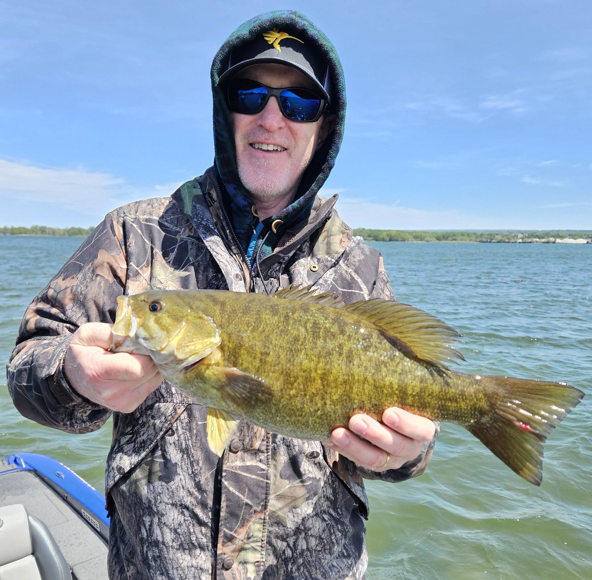 North east winds were strong today, but we grinded through and were rewarded with our buddies from WV and our afternoon trip with Chris and company.  I'm always thankful for some doable weather and great company to start our week.  Tight lines!

#BigFatBassGuideService