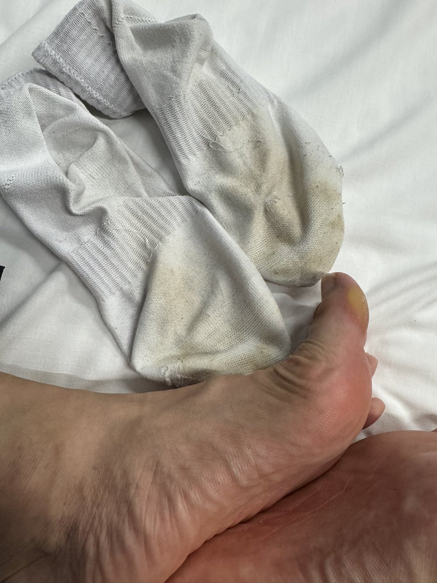 夜勤中の足と靴下。夜勤３回連履き靴下は汚れと匂いマジでヤバい。鼻に押し付けて匂い嗅いだら鼻から匂いが取れないわ。自分の臭い匂いにも興奮するこの時期やっぱり最高。
