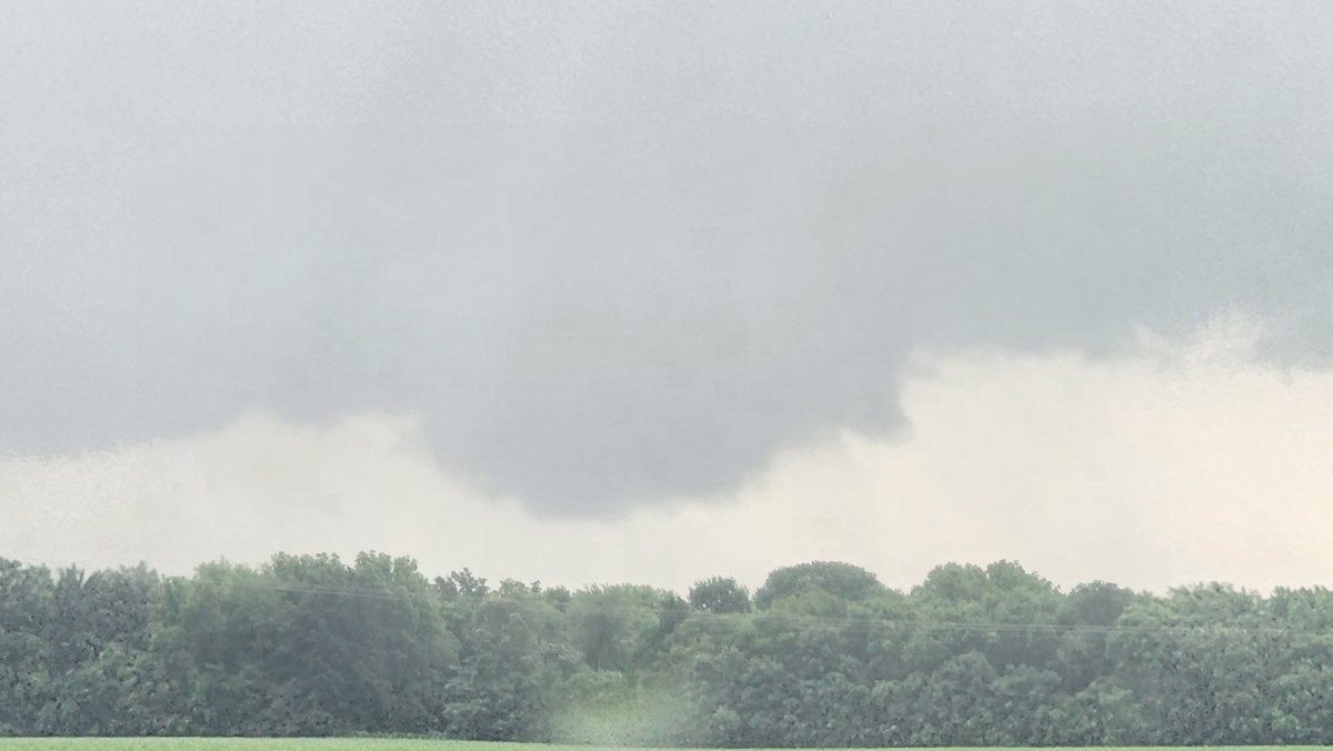 HoosierRyanWx's tweet photo. This lowering was seen just a few miles south of Bowling Green, KY earlier. #kywx https://t.co/Ciw4I9e79X