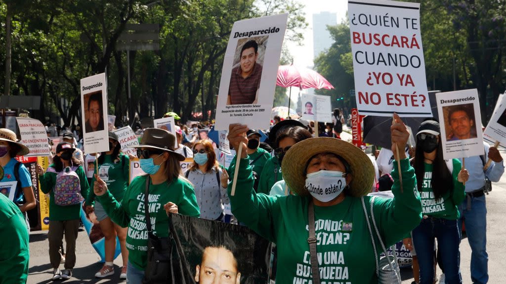 cuentoen15s's tweet photo. Dice: “No quiero castigos. Solo quiero volver a abrazarla”. Esto es solo un ejemplo, pero como esta es la de muchos padres y madres que, sin saber cómo, un día comenzaron a buscar. https://t.co/qEqv1VqvvI