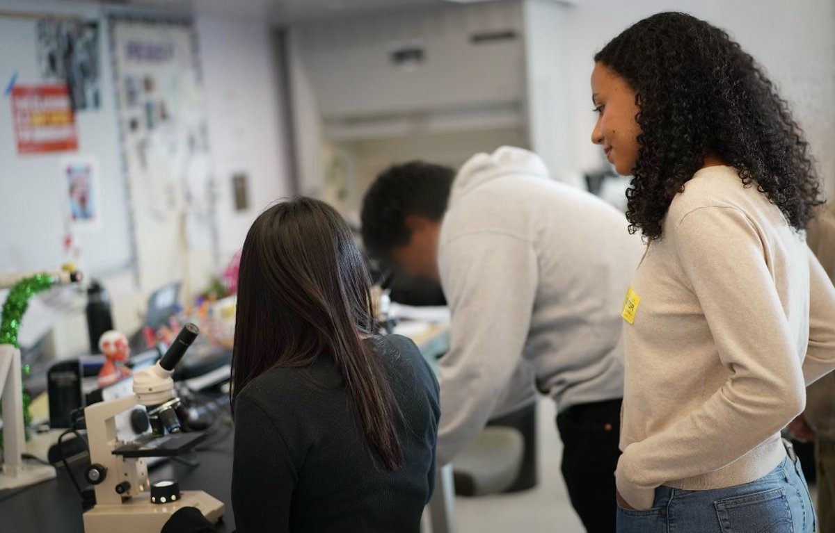 golabnow's tweet image. Undergraduate researcher, Jessica Gebraeel, shared her research with high school students as part of the @UCLAstemcell Stem Cell Ambassador Program. Jess is inspiring and empowering the next generation of scientists by bringing research to the classroom.
