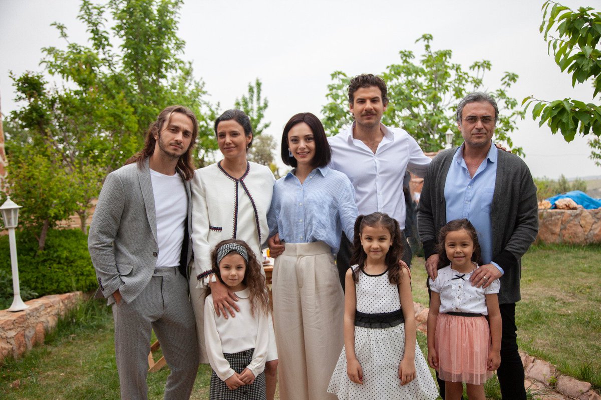 SeriesTurcasPy's tweet photo. Así se vivió el capítulo final de #Melek por las pantallas de @latelePy 🥹🥰
✨ Justicias, nostalgia y un paso de años marcaron este final.❤️🇵🇾🇹🇷
#SeriesTurcasPy #BenimAdımMelek #NehirErdoğan #Kutsi #RabiaSoytürk #MustafaMertkOç #UlviKahyaoğlu #MiNombreEsMelek #ElDestinoDeMelek https://t.co/zPYbXa9DiP