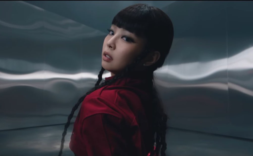 jenniescharts's tweet photo. “like JENNIE” surpasses “Abracadabra” to become the biggest hit released in 2025 by a female artist on Billboard Global 200 https://t.co/YaOffZAo8e