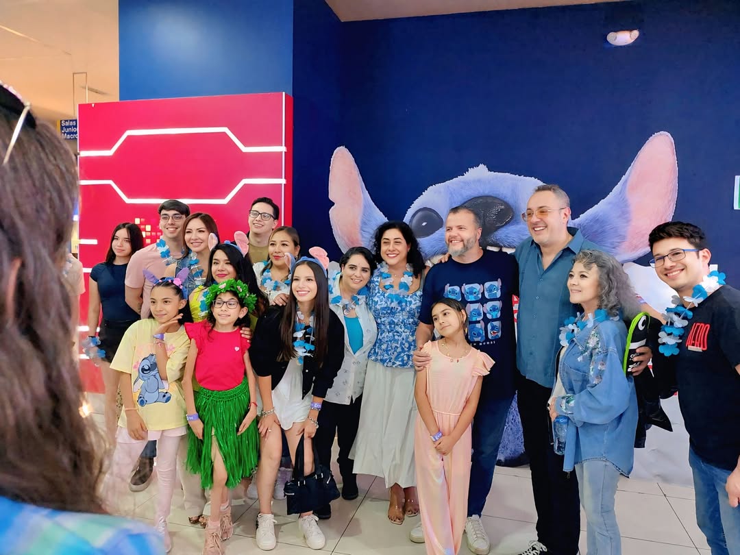 Anime, Manga y TV (@anmtvla) on Twitter photo Durante la premiere en #CDMX del live-action #LiloyStitch, realizado este fin de semana, el elenco de actores del #doblaje de la cinta estuvieron presentes junto con su director <a href="/ricksparrow/">Ricardo Tejedo</a>. 😃🎙️
La película debutará este #22May en cines. <a href="/DisneyStudiosLA/">Disney Studios LA</a> #DoblajeMexicano Durante la premiere en #CDMX del live-action #LiloyStitch, realizado este fin de semana, el elenco de actores del #doblaje de la cinta estuvieron presentes junto con su director <a href="/ricksparrow/">Ricardo Tejedo</a>. 😃🎙️
La película debutará este #22May en cines. <a href="/DisneyStudiosLA/">Disney Studios LA</a> #DoblajeMexicano
