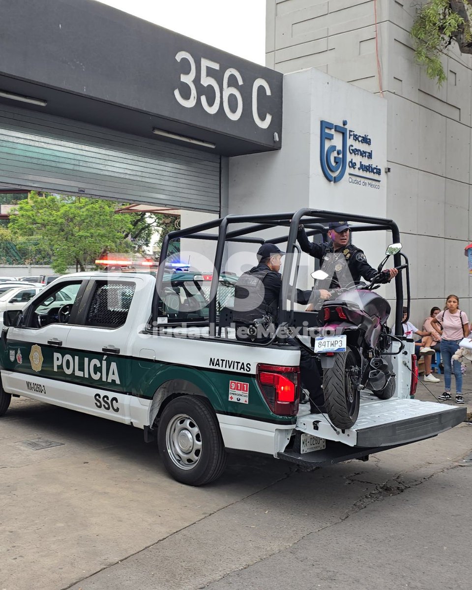 POSTACDMX's tweet photo. 🔴 #Relevante | Llega la moto 🏍️ ligada al as3sinat0 de los funcionarios de #ClaraBrugada a la Fiscalía de la CDMX.
📸.- Mario Flores
#CDMX #Noticias #POSTACDMX https://t.co/B8VQTRL28S