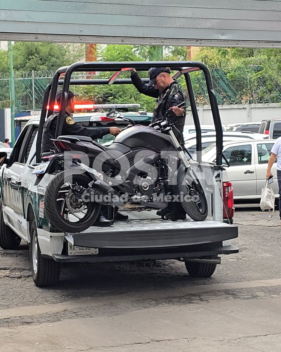 POSTACDMX's tweet photo. 🔴 #Relevante | Llega la moto 🏍️ ligada al as3sinat0 de los funcionarios de #ClaraBrugada a la Fiscalía de la CDMX.
📸.- Mario Flores
#CDMX #Noticias #POSTACDMX https://t.co/B8VQTRL28S