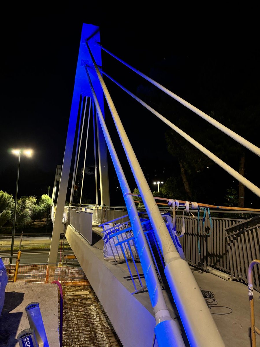 Noche de trabajo en la pasarela de Marqués de Zafra, probando la iluminación ornamental de una infraestructura única proyectada hace medio siglo por Javier Manterola, que afronta la recta final de su rehabilitación integral.
#MadridCalle30 ⁦<a href="/MADRID/">Ayuntamiento Madrid</a>⁩