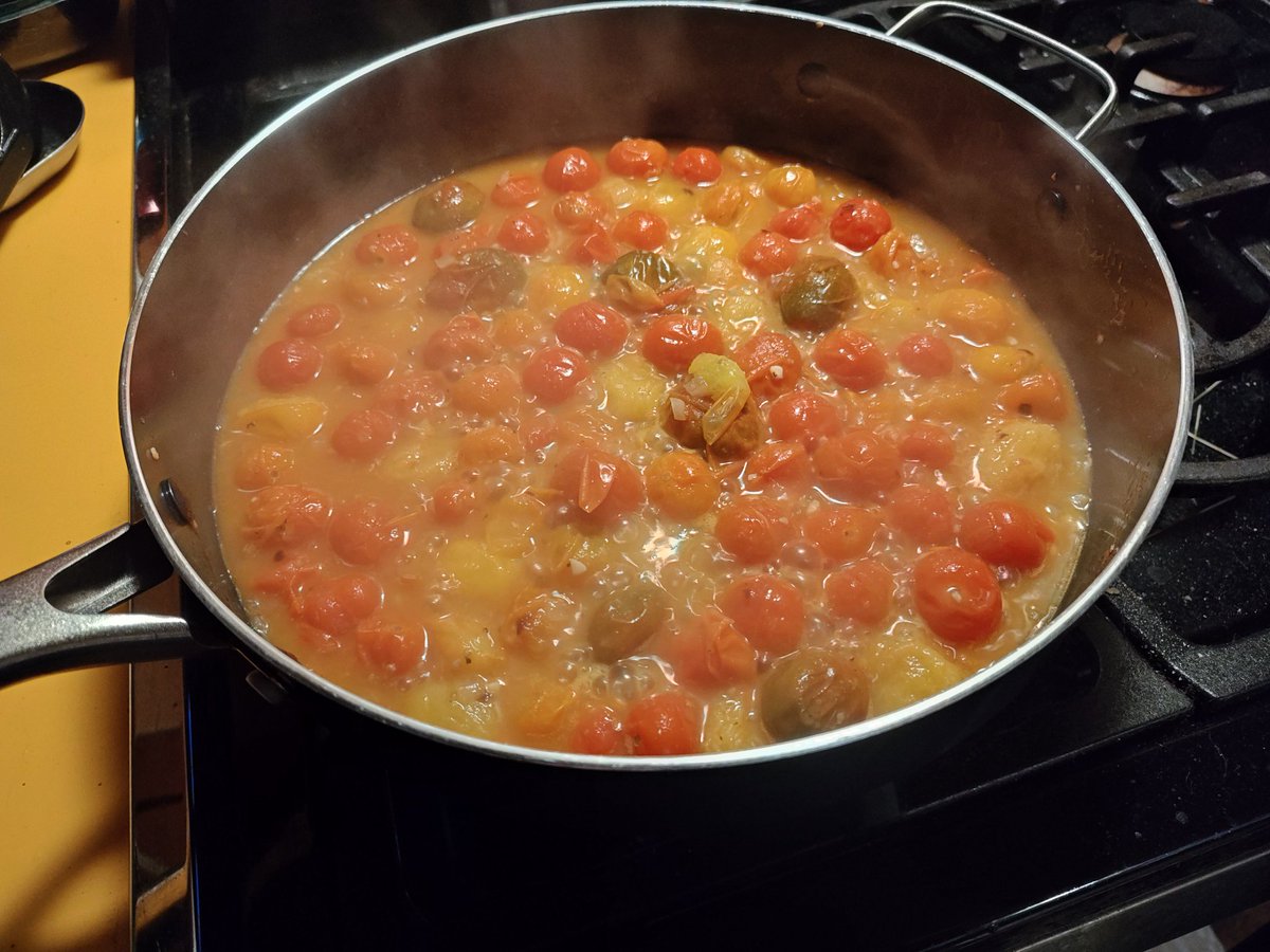 _mandiru's tweet photo. Simmer down now! 

And then add shrimp and set over pasta. https://t.co/V8xSgIzSns