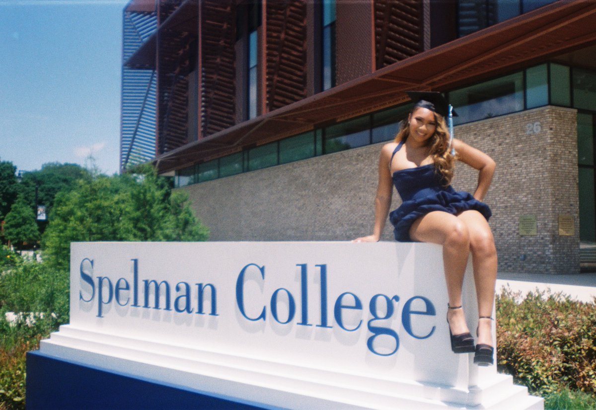 ariaelisee's tweet photo. little miss spelman alumna 👩🏽‍🎓 https://t.co/7UEe63dukQ
