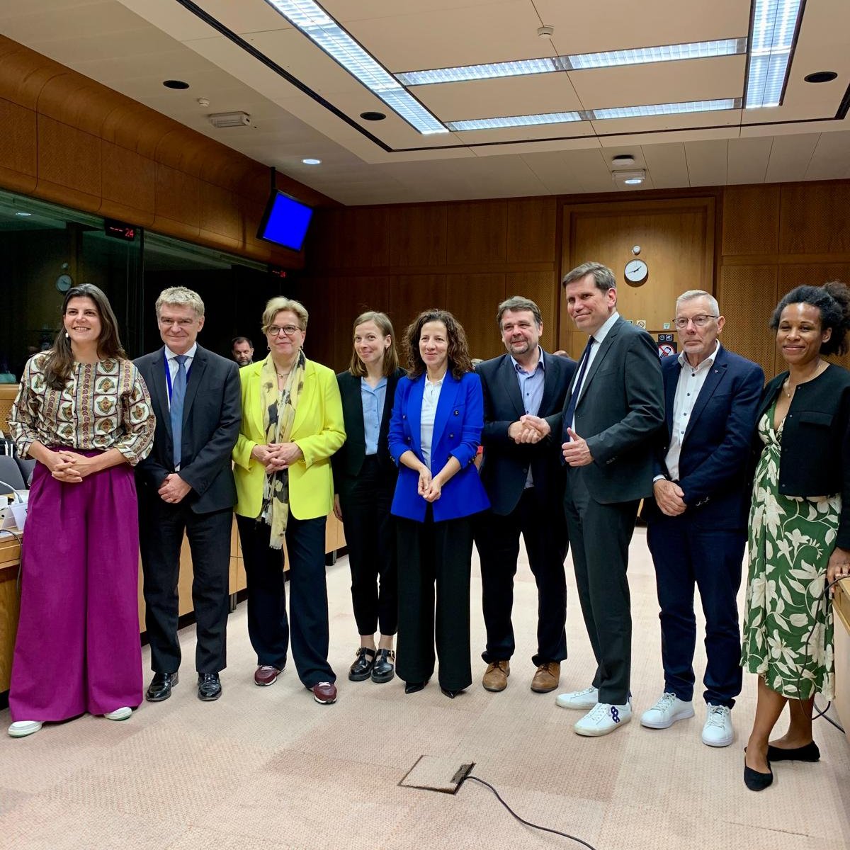 EMPL Committee Press (@epsocialaffairs) on Twitter photo Deal to improve worker consultation on transnational matters ✅‼️
Negotiators from <a href="/EPSocialAffairs/">EMPL Committee Press</a> and <a href="/POLAND25EU/">Polish presidency of the Council of the EU</a> reached a provisional agreement to improve the functioning of European Works Councils and strengthen their role.
Press release below ⤵️ Deal to improve worker consultation on transnational matters ✅‼️
Negotiators from <a href="/EPSocialAffairs/">EMPL Committee Press</a> and <a href="/POLAND25EU/">Polish presidency of the Council of the EU</a> reached a provisional agreement to improve the functioning of European Works Councils and strengthen their role.
Press release below ⤵️