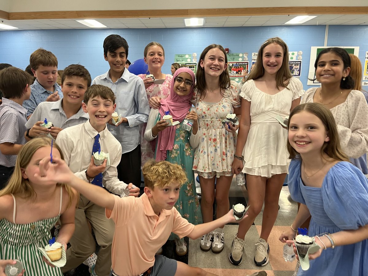 wcsLES's tweet image. 5th grade Promotion @wcsLES ! Congratulations students! 🐻💚💙