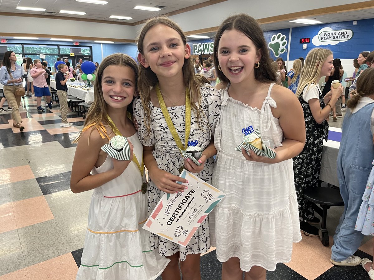 wcsLES's tweet image. 5th grade Promotion @wcsLES ! Congratulations students! 🐻💚💙