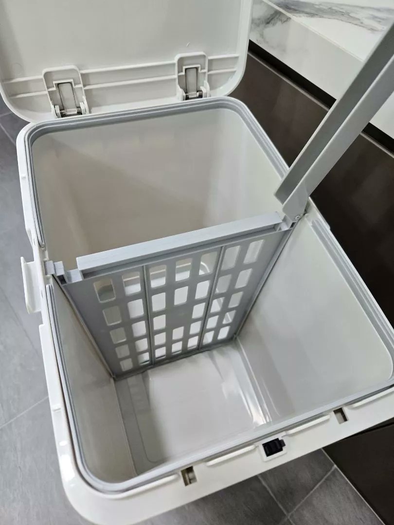 Tong sampah biasa dah outdated.
Moveable Dustbin 32L ni bukan main — design lawa, fungsi mantap, boleh gerak &amp; ada drawer!
Tak sangka tong sampah pun boleh upgrade gaya hidup.