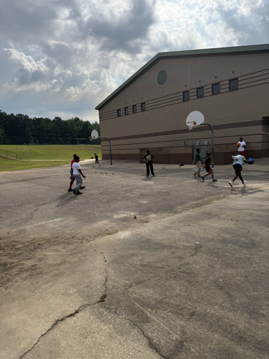 🎉 Our 5th graders had a blast at their Fun Day today as they get ready to soar into middle school! 🦅 The Forest won’t be the same without them, but we know they’re off to do amazing things! 💚💛 #FutureLeaders #EaglePride #5thGradeStrong