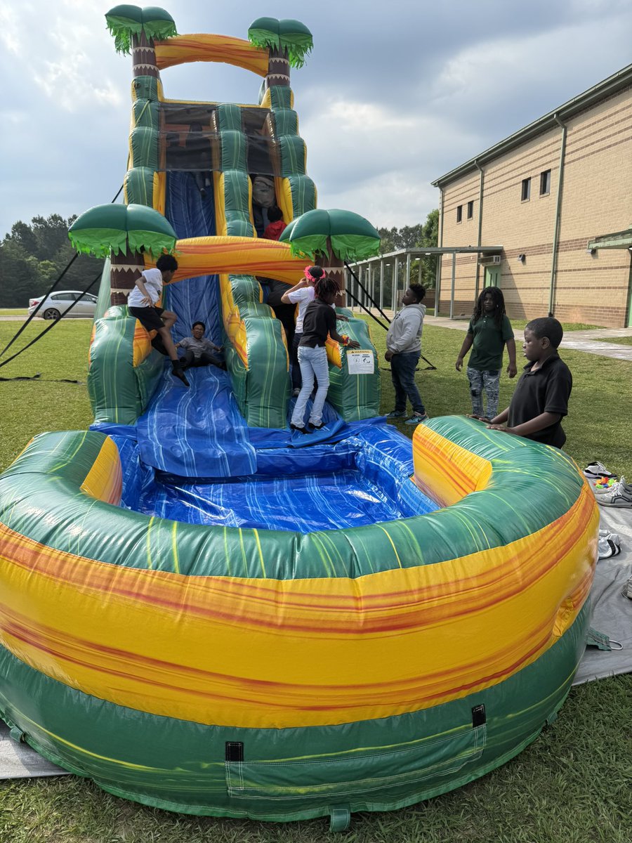 R1ForestHeights's tweet photo. 🎉 Our 5th graders had a blast at their Fun Day today as they get ready to soar into middle school! 🦅 The Forest won’t be the same without them, but we know they’re off to do amazing things! 💚💛 #FutureLeaders #EaglePride #5thGradeStrong https://t.co/339peB454T