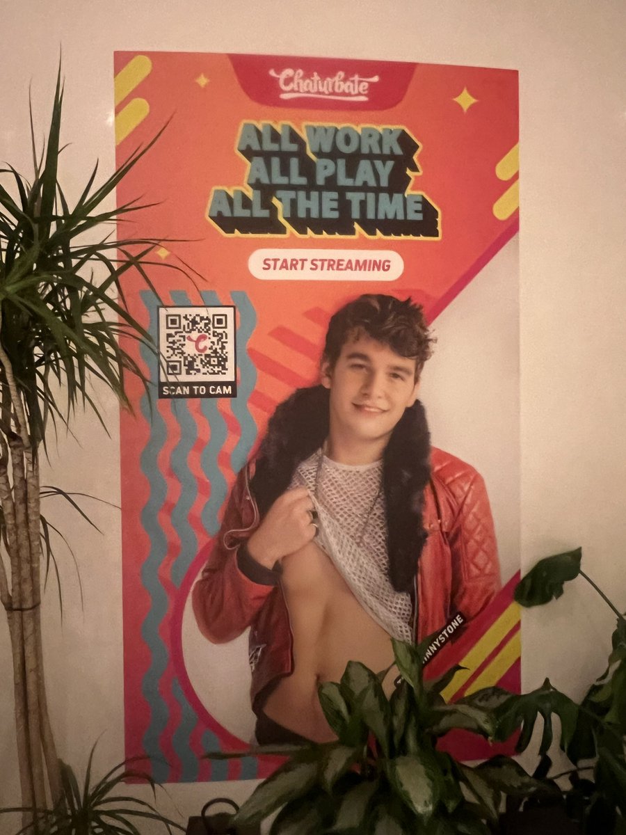 Look at this sexy man hanging out at XBIZ!🫶🏼 <a href="/johnnystonecb/">Johnny Stone 🦂</a>
