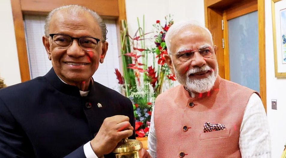 India strengthens security ties with Mauritius, reinforcing its role as a key player in maintaining a "free and open" Indian Ocean region. buff.ly/4jLZ5dB