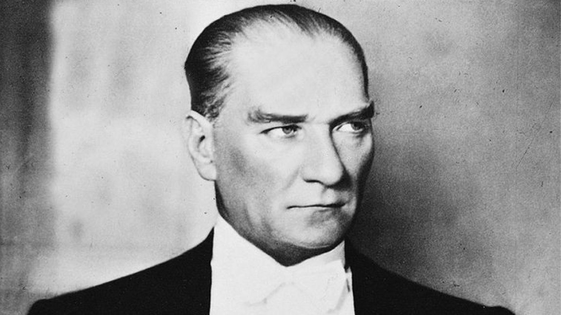 Türk’ün Bayrağının rengi kırmızı, 
Ortada parlayan ayı, yıldızı 
Dalında kahraman askeri, kızı 
Türklere Atadır, Kemal Atatürk, 
Koymadı gaflete dahi Atatürk