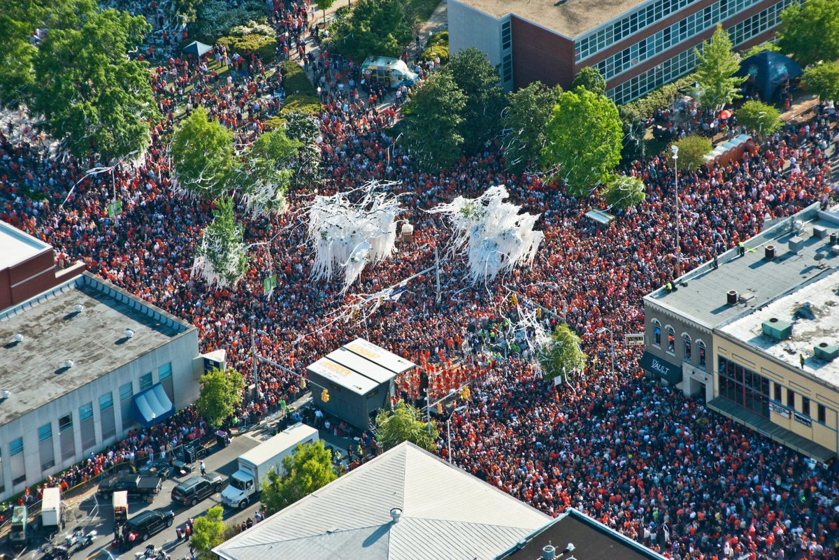 Auburn247's tweet photo. What’s the BEST Auburn tradition — rolling Toomer’s Corner? The eagle flight? Something else?

Drop your favorite below and tell us why it tops the list! 🍊🦅👇

#AuburnTradition #WarEagle #ToomersCorner #EagleFlight #AuburnFamily https://t.co/arvUINB0I1