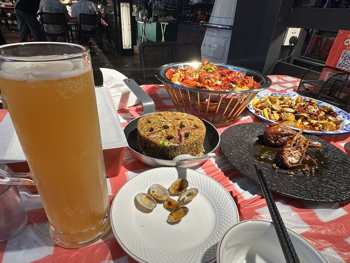 LLFS5804's tweet image. 压力大也要吃宵夜喝啤酒