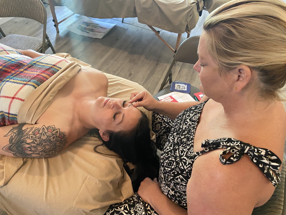 ACOLSFlorida's tweet image. MLD promotes lymphatic flow in the head and neck. It can help reduce sinus congestion, support allergy relief, ease migraine symptoms, and minimize swelling post-procedure.

#FacialMLD #LymphaticSupport #ClinicalSkincare #LymphaticHealth #MigraineRelief