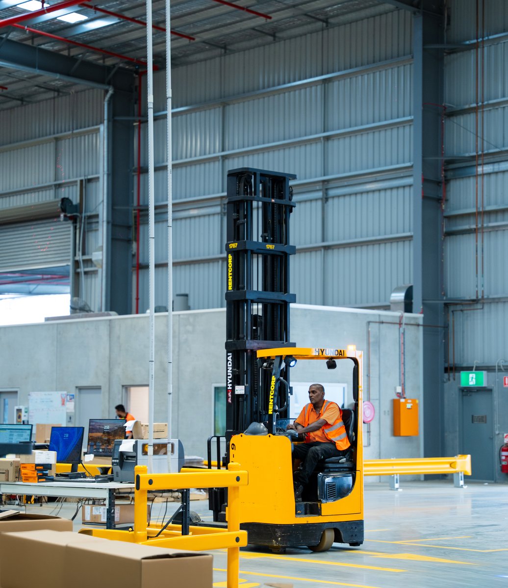 bdynamiclog's tweet image. Where machines meet momentum, keeping the warehouse in motion. ⚙️📦

#Bdynamiclogistics #WarehouseFlow #Machinery #SupplyChainStrength #LogisticsInMotion