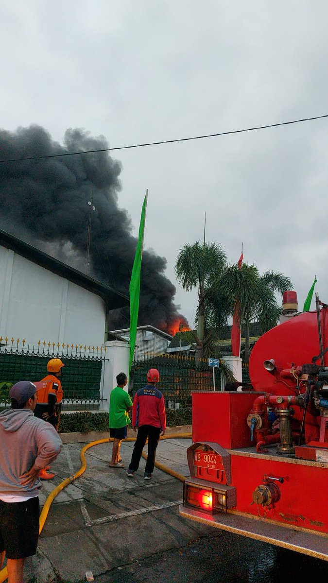 GoDwexz's tweet photo. RT @merapi_uncover: [Video] Kebakaran pabrik garment balong pakem kebakaran Rabu, 21 Mei 2025 jam 3 pagi tadi https://t.co/ts0f3Qi2ym