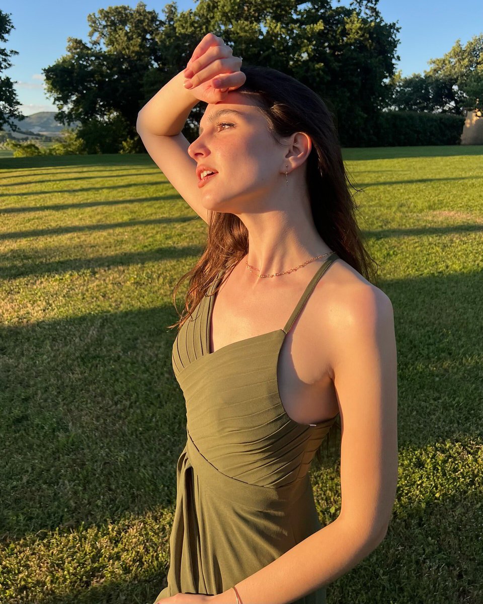sweetnessGiulia's tweet photo. How beautiful! What an amazing place 😍
#outfitoftheday  #DressToImpress  #Flowers  #Inspiration #PrettyWoman  #beautifulgirl https://t.co/fvtJZD3Lhe