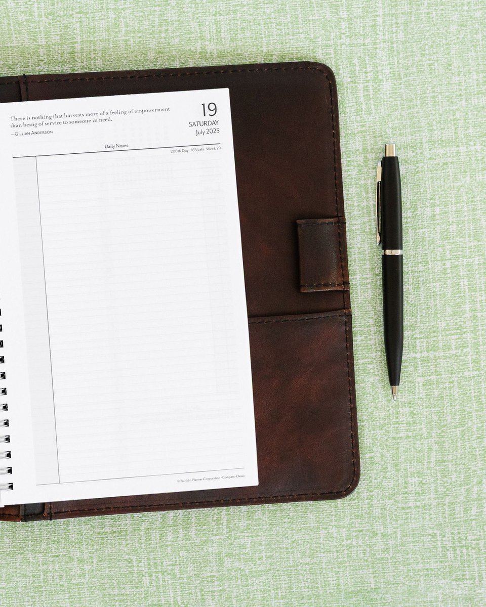 franklinplanner's tweet photo. The Compass Planner is slim and practical. With 12 separate monthly booklets, this planner is perfect for those wanting a more portable option. 

Put an *emoji* in the comments if you love this planner.

#franklinplanner #planner #franklincovey #planneraddict #functionalplanning https://t.co/peur8pjO8u