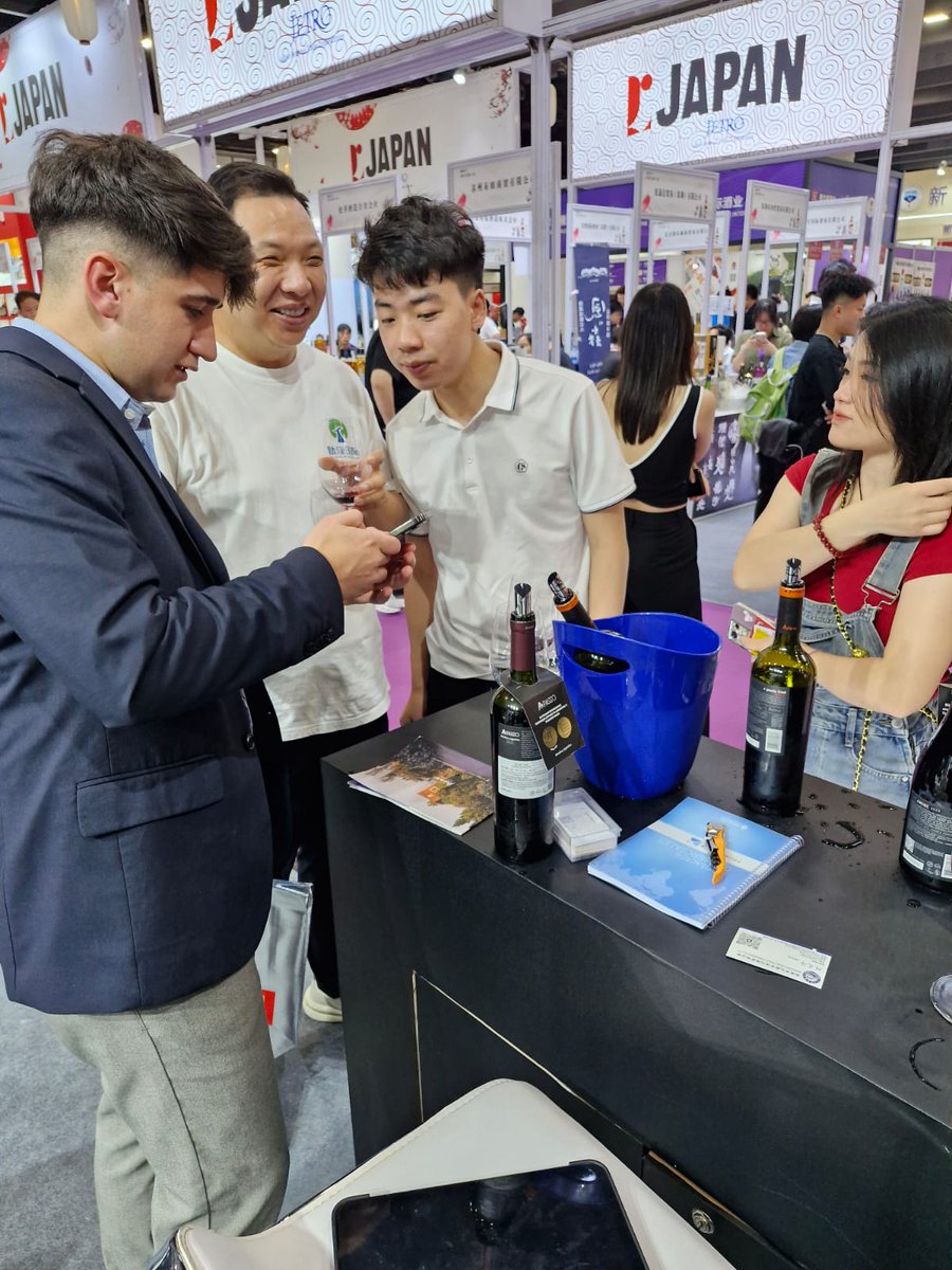 PGimenezDC's tweet photo. Iniciamos una nueva misión comercial acompañando a bodegas mendocinas en #Interwine, una de las ferias más importantes del sur de Asia que se celebra en Guangzhou, China.
🌎 Más de 800 expositores, 50 países y 20.000 compradores .
¡Mendoza presente con orgullo! 🍷🇦🇷 https://t.co/Kb99nXuKsU