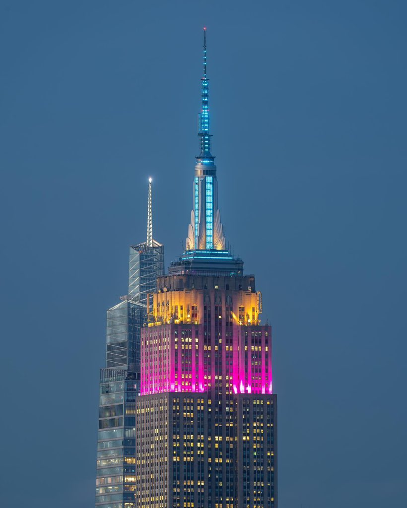 pjmIesviu's tweet photo. Tenemos a Seokjin encendiendo las luces del Empire State Building por el lanzamiento de ECHO, las luces todas hermosas, ESTE MOMENTAZO ES PRECIOSO 🎉🔥

- COMENTEN PARA LAS TENDENCIAS 👇🏻

EMPIRE LIGHTS UP FOR JIN 
#EchoLightsNYC https://t.co/PDSMNhY5yZ