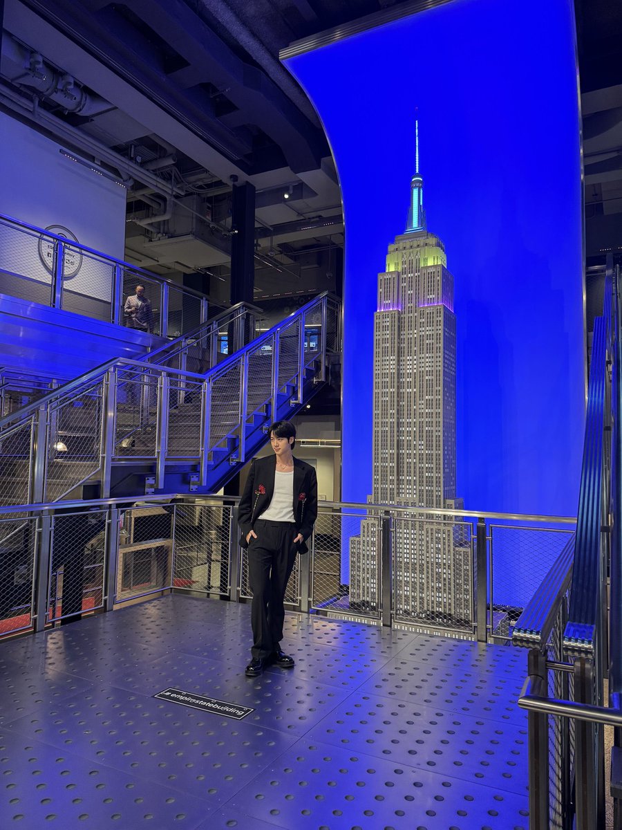 pjmIesviu's tweet photo. Tenemos a Seokjin encendiendo las luces del Empire State Building por el lanzamiento de ECHO, las luces todas hermosas, ESTE MOMENTAZO ES PRECIOSO 🎉🔥

- COMENTEN PARA LAS TENDENCIAS 👇🏻

EMPIRE LIGHTS UP FOR JIN 
#EchoLightsNYC https://t.co/PDSMNhY5yZ
