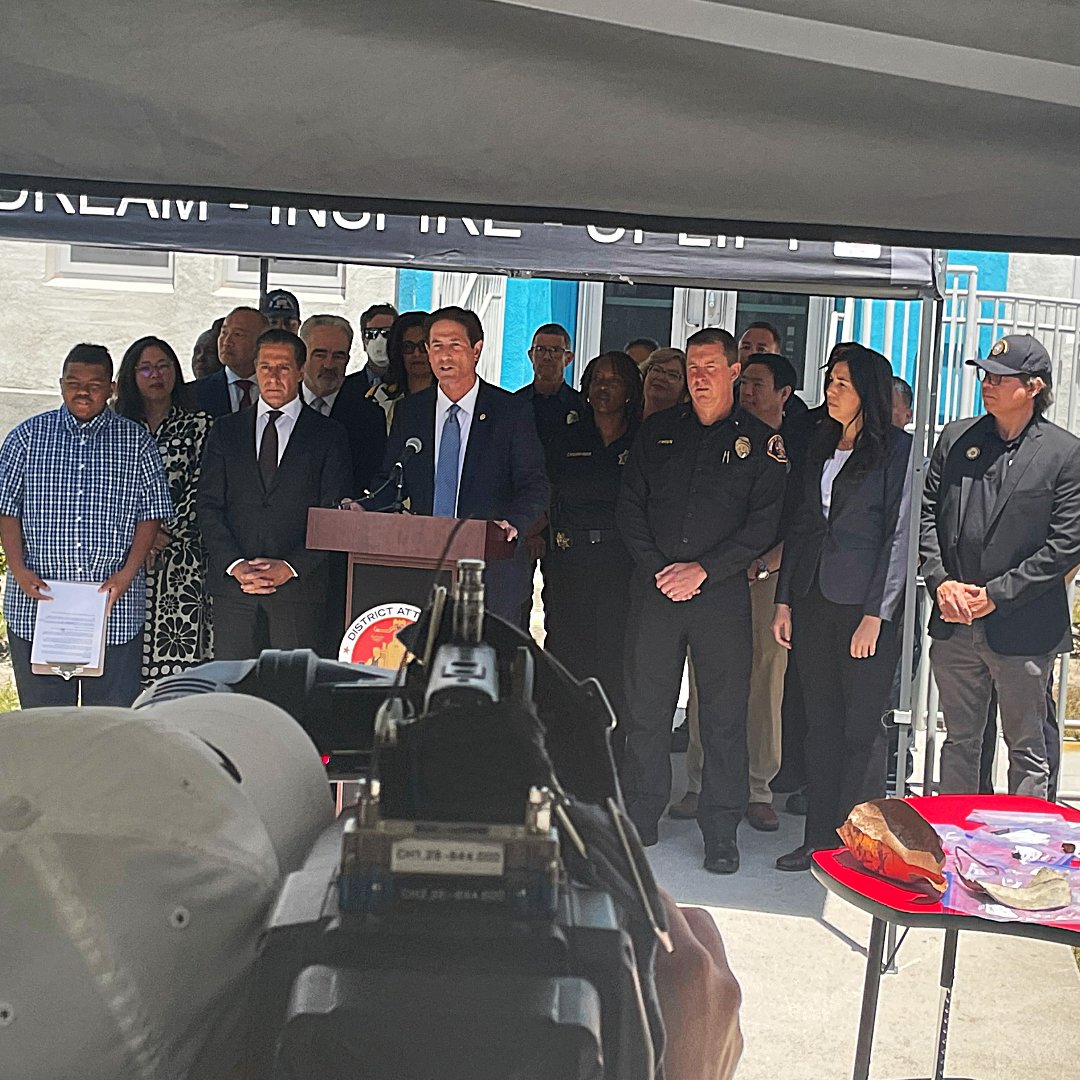 Today, #DTSC Director Katherine Butler joined the @LADistrictAttorney in Watts to announce Atlas Iron &amp; Metal Corp. has pled no contest to 5 felony counts of hazardous waste disposal at an unpermitted site.

We are honored to have played a 🔑role in the investigation.