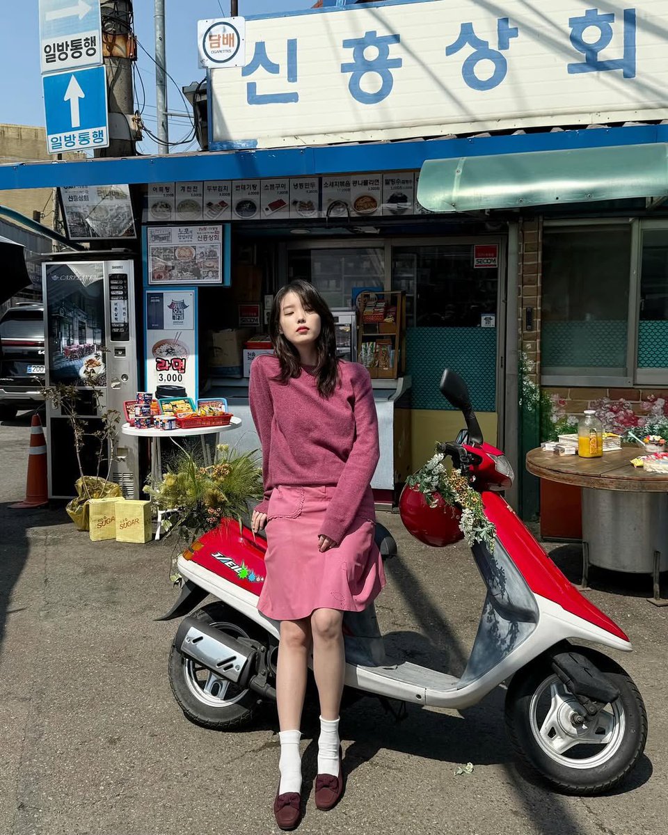 fullmoonlly's tweet photo. Maybe?
#IU #KkotGalpi3 #아이유 #flowerbookmark https://t.co/YcwlpcH0ze