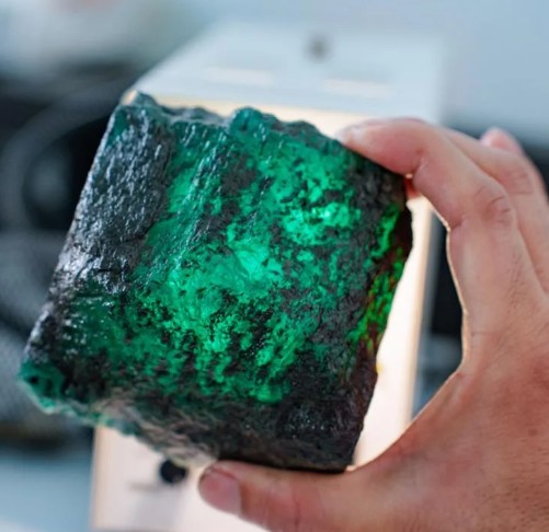 JewelConcierge's tweet photo. ザンビアのエメラルド鉱山を運営するGrizzly Mining社は、2025年5月にドバイで開催した最新のエメラルド原石オークションで、総額2,480万ドル（約38億円）相当を売り上げた。今回の目玉は、6,620カラットという特大サイズのエメラルドPilala Stoneである。

このオークションでは全112ロット中105ロットが落札され、総計150万カラットの中〜高品質の原石が販売された。参加者はヨーロッパ、アジア、アフリカの計123社で、入札は非公開のオンライン形式で行われた。

中でも注目を集めたのは、同社のカマラ鉱区で採掘されたPilala Stone。この石は優れた透明度と蛍光を帯びた色彩を持ち、激しい競争入札を呼んだ。最終的に、インド・ジャイプールの宝石商KBK Gemstonesが落札した。

Grizzly社の会長アブドゥライ・ンジャイ氏は、「今回も非常に良い結果を得た。中・高グレードの原石に対する顧客の需要は依然として高く、定期的なオークション開催によって、成長する色石市場への安定供給が可能になる」と述べている。

1997年創業のGrizzly社は、年間6,000万カラットのエメラルドを産出し、四半期ごとにオークションを開催している。

画像：6,620カラットPilala Stone(Grizzly Mining)

Rapaport News：https://t.co/xK9psZ2Tmi