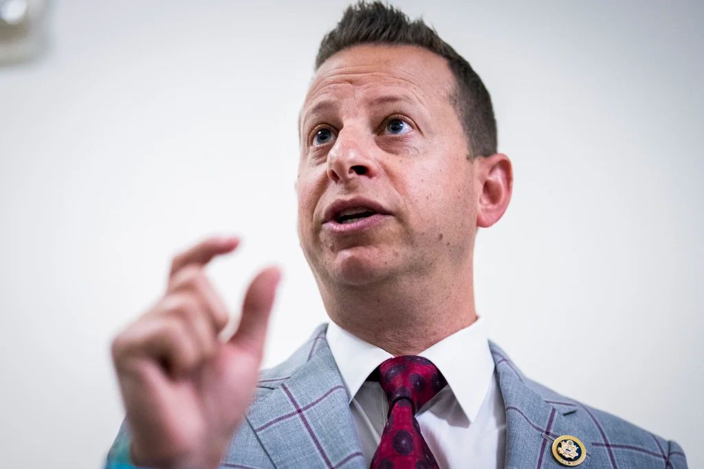 MarioNawfal's tweet image. 🇺🇸 HOUSE DEMOCRATS MOVE TO BLOCK TRUMP CUTS TO NOAA AS HURRICANE SEASON LOOMS

With the deadly storms and widespread staffing shortages, House Democrats will introduce emergency legislation to prevent the Trump administration from slashing funding and personnel at NOAA. 

The…